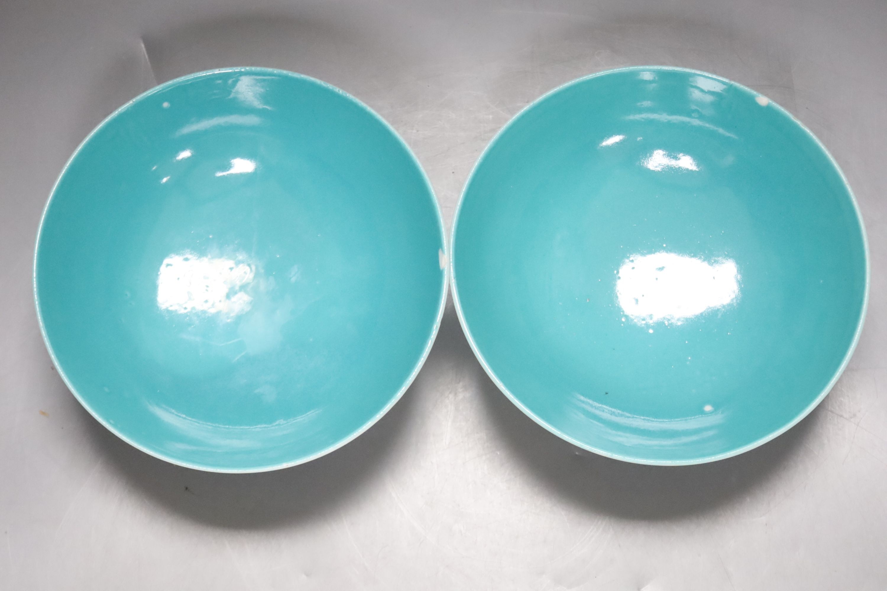 A pair of Chinese porcelain enamelled bowls, diameter 16cm